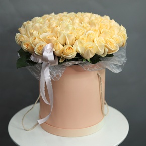 Композиция в шляпной коробке из 101 кремовой розы в Пересвете