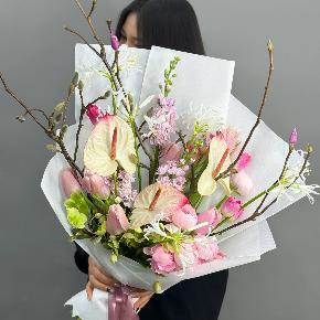 Авторский букет с антуриумами, ранункулюсами и цветущими ветками магнолии в Пересвете