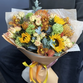 Букет "Сочиняй мечты" из подсолнухов, лейко, вибирнума, орхидей, калл, кустовых роз и талинума в Пересвете