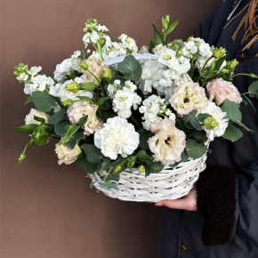 Композиция в корзине "Фея" из маттиол, диантусов, эустом и эвкалипта в Пересвете