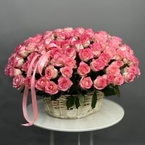 Композиция в корзине из 101 розы Джумилия в Пересвете
