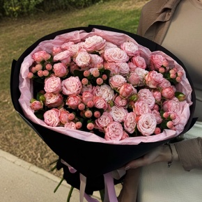 Букет из кустовых роз Бомбастик и гиперикума (50 см) в Пересвете