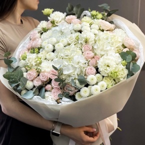 Букет "Пастелла" из кустовых пионовидных роз, Голландской Гортензии, эустомы, хризантемы Ньютон и эвкалипта в Пересвете