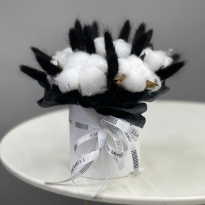 Композиция в шляпной коробке мини "Чикатуха" из хлопка и лагуруса в Пересвете