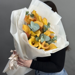 Букет из 17 оранжевых калл с эвкалиптом в Пересвете