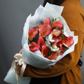 Букет из 17 нежных калл с эвкалиптом в Пересвете