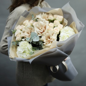 Букет "Вайб" из роз Эквадор Квиксенд, гортензии и кустовых роз в Пересвете