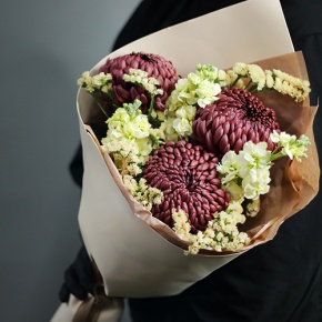 Букет "Корица" из хризантем Бигоуди, статицы и маттиол в Пересвете