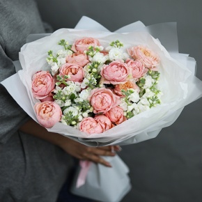 Букет "Наоми" из кустовых пионовидных роз Джульетта и ароматных маттиол в Пересвете