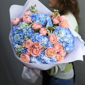 Букет "Тону в твоих глазах" из кустовых пионовидных роз Джульетта, хамелациума и гортензий в Пересвете