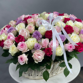 Композиция в корзине из 101 розы микс в Пересвете
