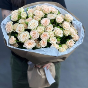 Нежный букет из 17 кремовых кустовых роз (60 см) в Пересвете