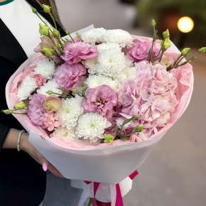 Букет "Табу" из хризантемы, Голландской гортензии и эустомы в Пересвете