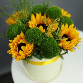 Композиция в шляпной коробке из подсолнухов и диантусов люкс в Пересвете