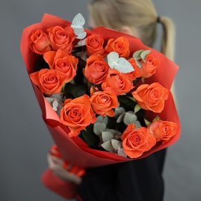 Букет из 15 морковных роз с эвкалиптом (70 см) в Пересвете
