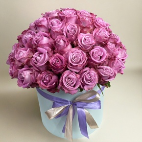 Композиция в шляпной коробке из 51 розы Меритим в Пересвете