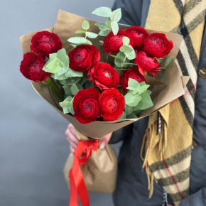 Букет из 11 ранункулюсов и эвкалипта в Пересвете