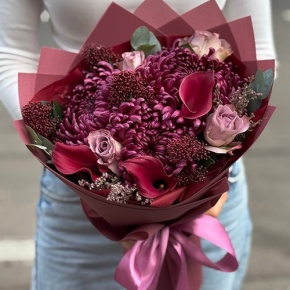 Букет "Импульс" из скиммии, калл, роз и хризантем Бигоуди в Пересвете