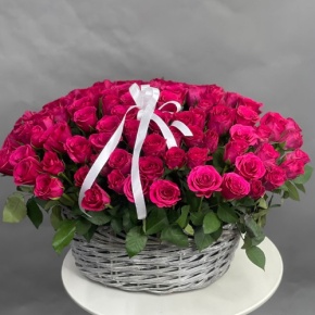 Композиция в корзине из 101 малиновой розы (40 см) в Пересвете