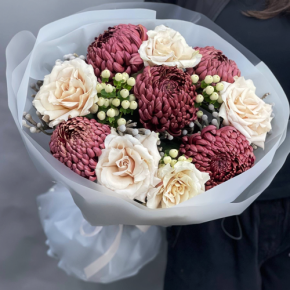 Букет "Всё что тебе касается" из хризантем Бигоуди, роз Эквадор Квиксенд и гиперикума в Пересвете