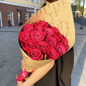 Букет из 15 роз Шангрила в крафте (60 см) в Пересвете