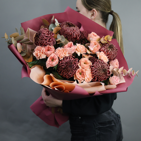 Букет "Осенний блюз" из хризантем Бигоуди, диантусов, скиммии и роз Риджентс парк  в Пересвете