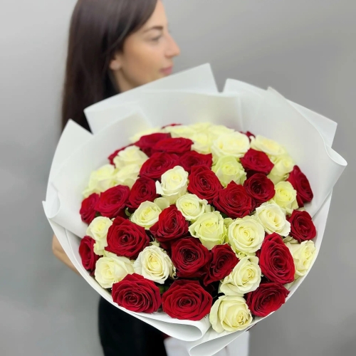 Букет из 51 красно-белой розы 70 см в Пересвете
