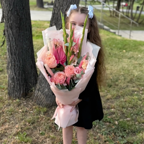 Букет на 1 сентября с гладиолусами, розами и антуриумом в Пересвете