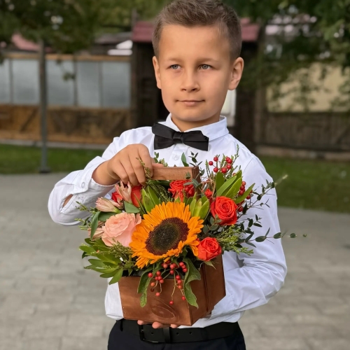 Деревянный ящик с подсолнухом, розами и калиной в Пересвете