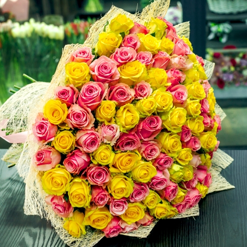 Букет из 101 розовой и лимонной розы (50 см) в Пересвете