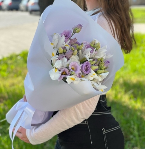Букет "Вива ла дива" из эустом и ирисов в Пересвете