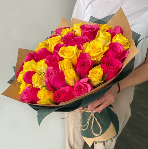 Букет из 51 малиновой и лимонной розы (40 см) в Пересвете