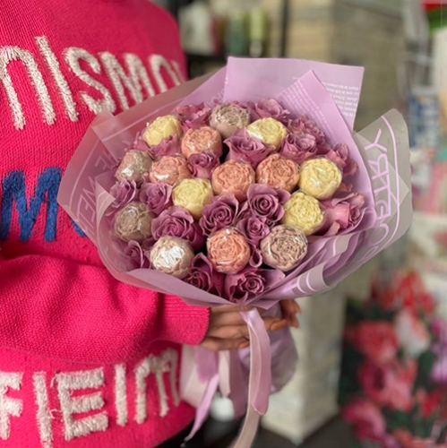 Букет из роз и шоколадных пионов в Пересвете