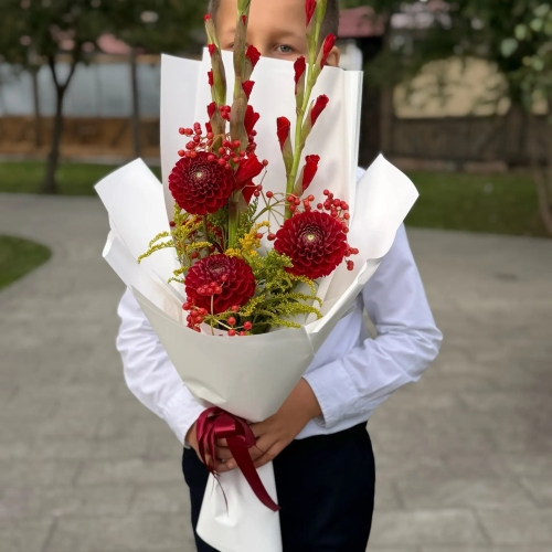 Букет на 1 сентября с красными гладиолусами, георгинами и калиной в Пересвете