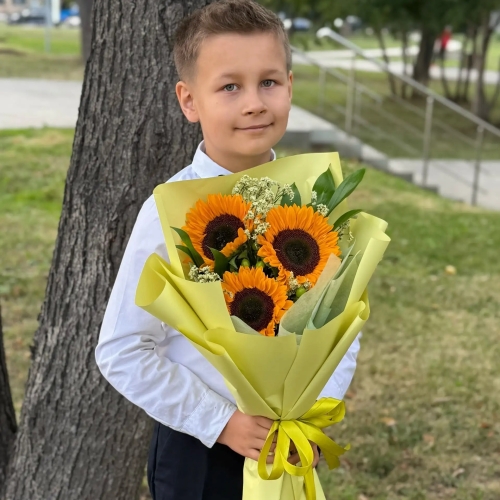 Букет на 1 сентября из 3 подсолнухов и лимониума в Пересвете