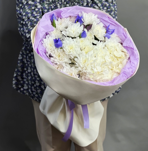 Букет "Грация" из ирисов, гортензии и кустовых хризантем в Пересвете