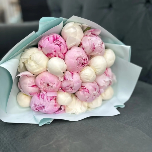 Микс из 19 бело-розовых пионов в Пересвете