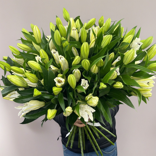 Объемный букет из 27 ароматных белых лилий в Пересвете