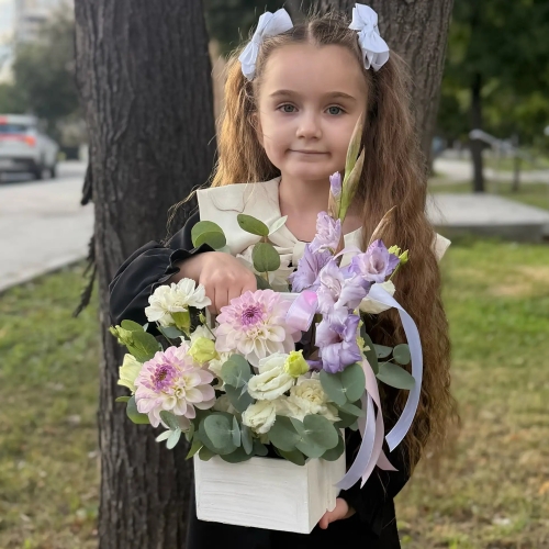 Композиция с георгинами на 1 сентября в белом ящике в Пересвете