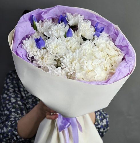 Букет "Грация" из ирисов, гортензии и кустовых хризантем в Пересвете