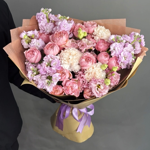 Букет "Амели" из ароматных маттиол, пионовидных кустовых роз Джульетта  эустом и диантусов в Пересвете