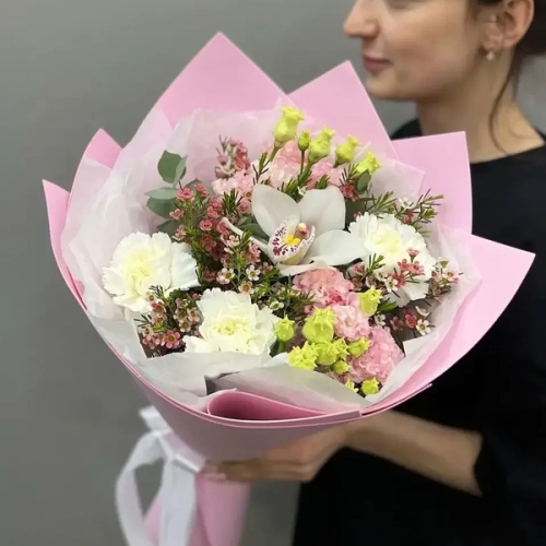 Букет с королевской орхидеей, диантусами, эустомой и шамелациумом в Пересвете