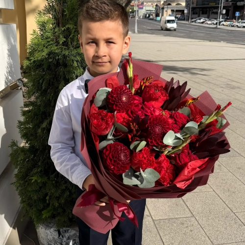 Букет с георгинами, розами и леукадендроном в Пересвете