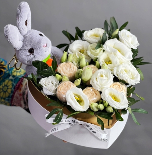 Композиция в коробке сердца из шоколадных пионов и эустом в Пересвете