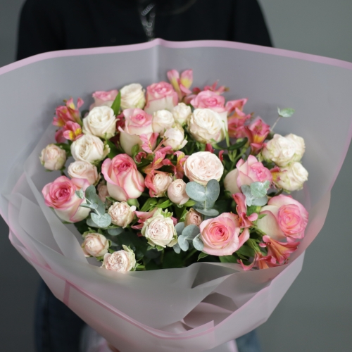Букет "Розовый фламинго" из роз, альстромерии и эвкалипта в Пересвете